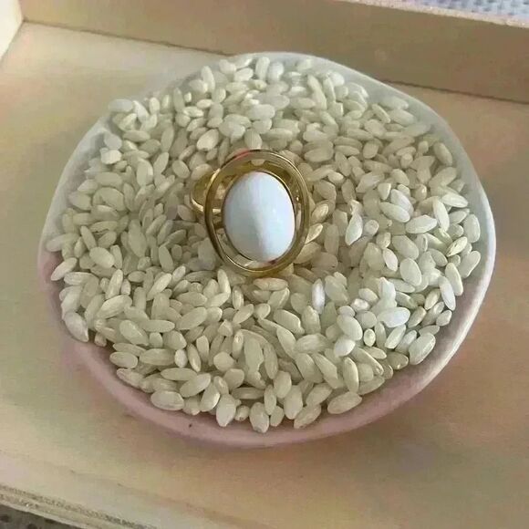 Vintage emmons ring white cabochon gold tone ADJUSTABLE - Picture 1 of 4